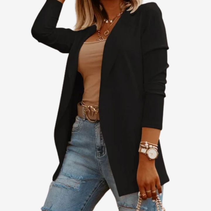 Blazer donna lungo nero con revers, un capospalla elegante e versatile per elevare ogni outfit quotidiano.