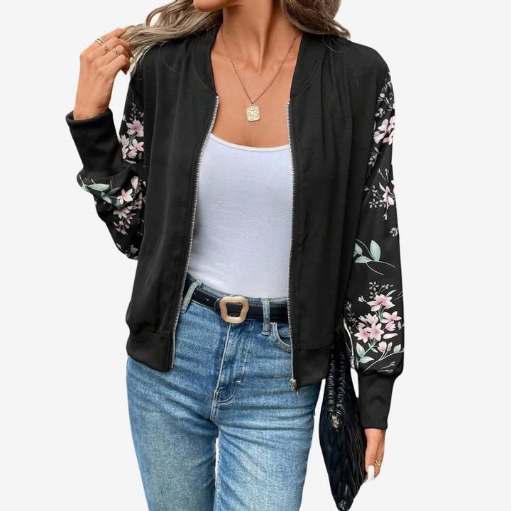 Dettaglio della giacca donna bomber floreale con maniche stampate, perfetta per la moda autunno.