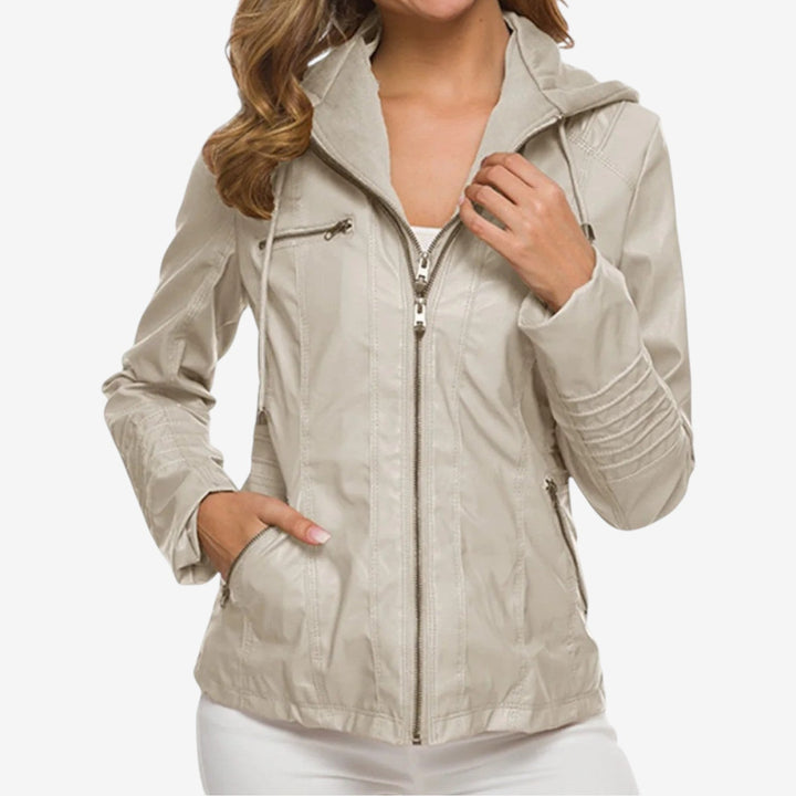 Giacca donna di tendenza, sagomata per una silhouette femminile, con cappuccio e zip per un look alla moda.