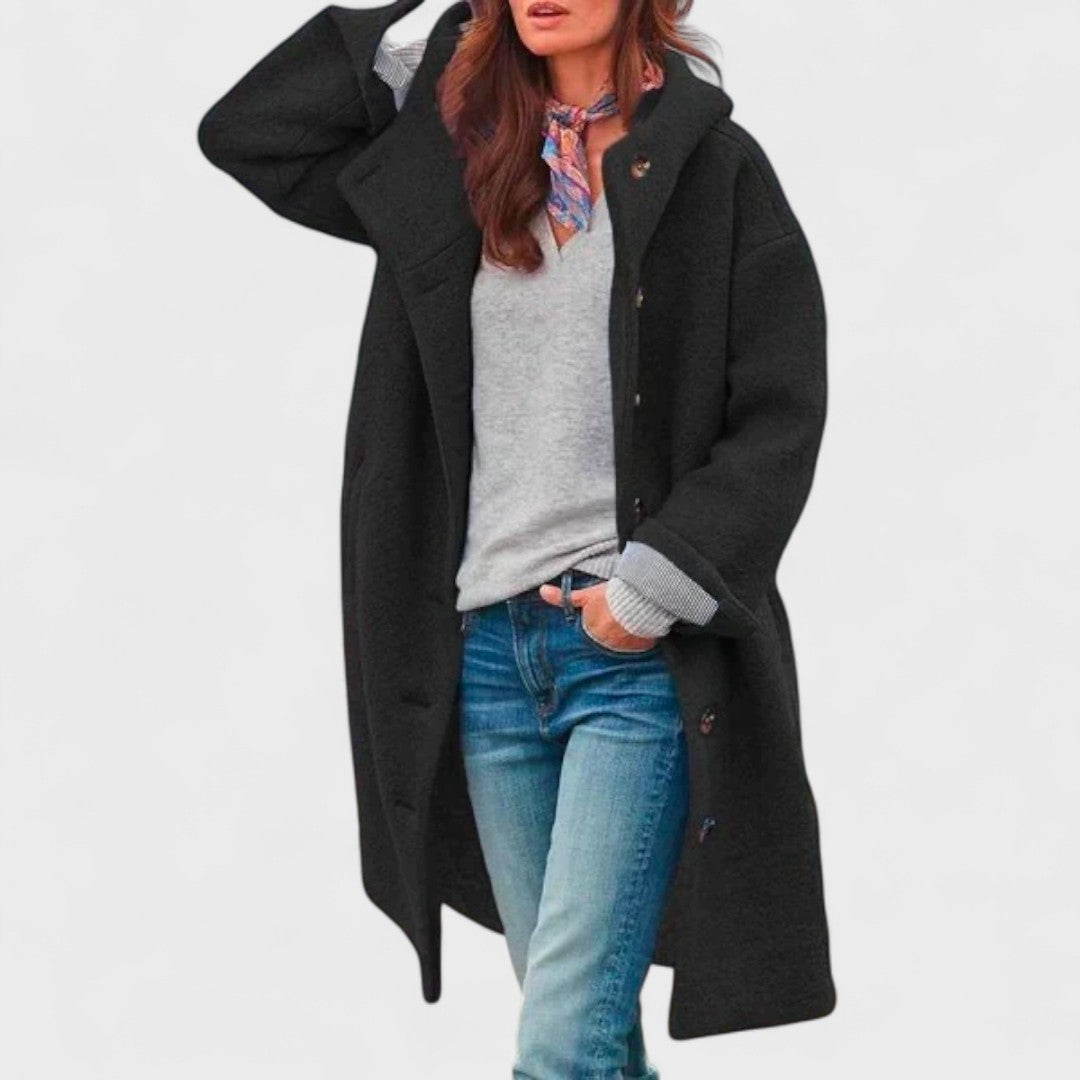 Elegante giacca donna oversize lunga con cappuccio, bottoni e tasche, perfetta per la moda invernale.