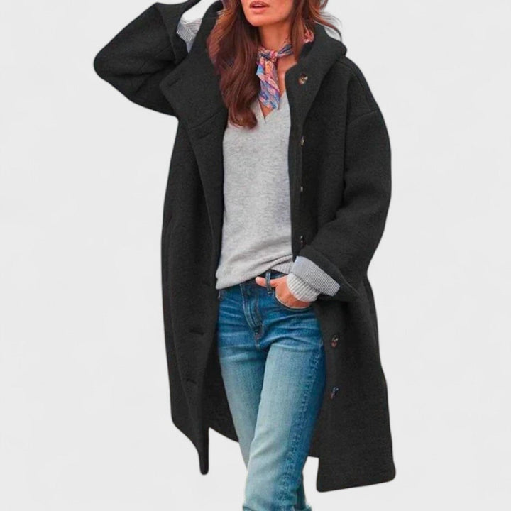 Elegante giacca donna oversize lunga con cappuccio, bottoni e tasche, perfetta per la moda invernale.