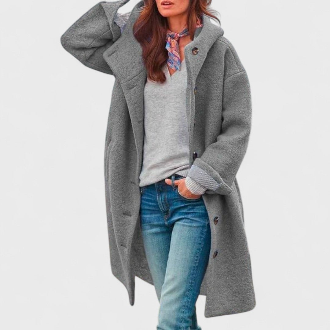 Confortevole giacca donna oversize con cappuccio per un inverno caldo, dotata di tasche pratiche.