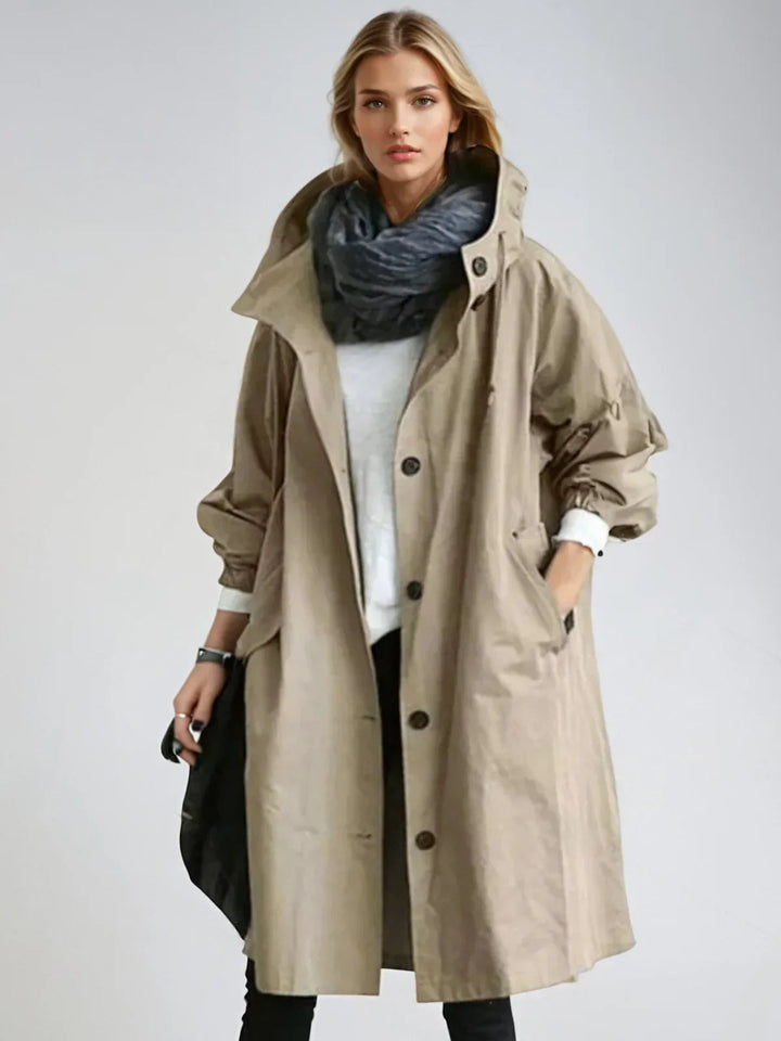 Moderna giacca donna antipioggia con cappuccio, per comfort e stile nella moda autunno/inverno.