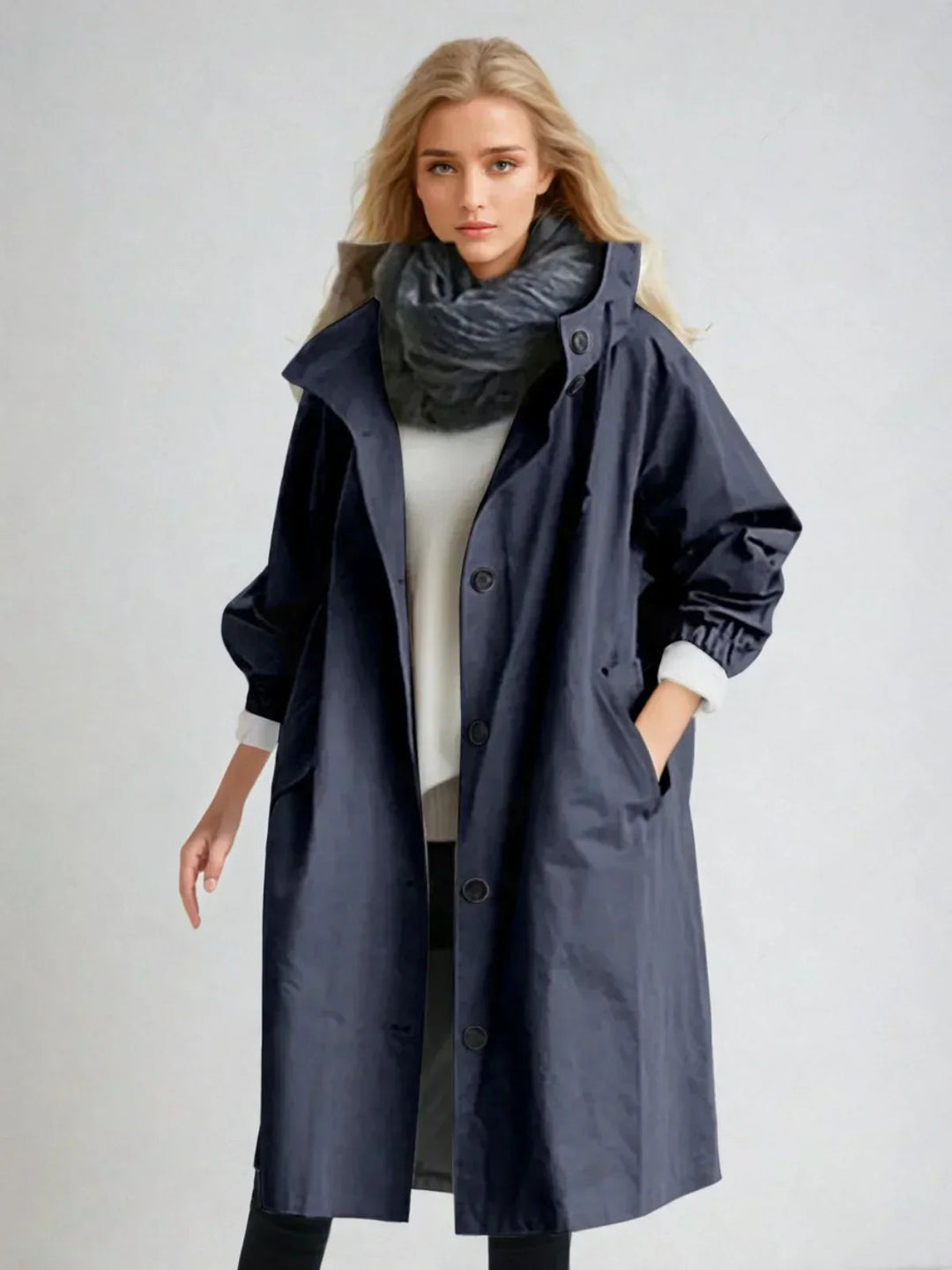 Giacca antipioggia donna con cappuccio, offre comfort e stile. Perfetta per affrontare vento, pioggia e freddo.