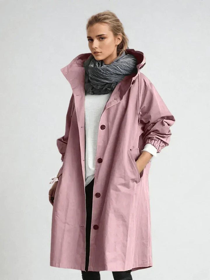 Giacca donna oversize antipioggia con cappuccio, tendenza autunno/inverno. Protezione elegante da pioggia e vento.