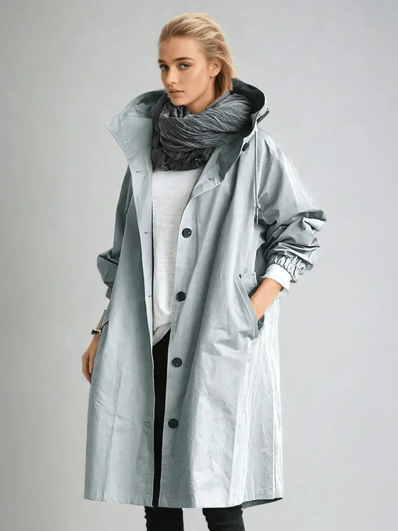 Stilosa giacca donna antipioggia casual con cappuccio. Ideale outwear per affrontare vento e pioggia con eleganza.