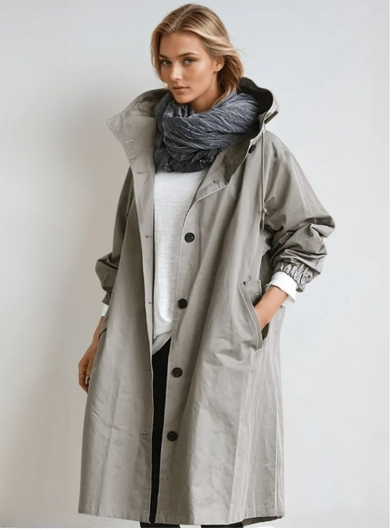 Giacca donna antipioggia con cappuccio, essenziale per autunno e inverno. Massima protezione da vento e pioggia.