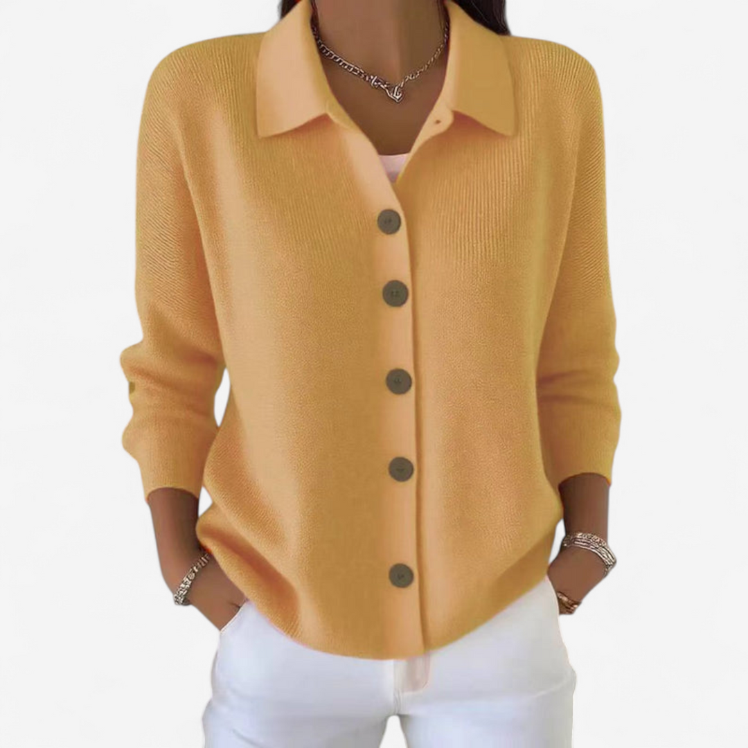 Giacca donna versatile con bottoni frontali e collo a camicia, ideale per look casual o raffinati.