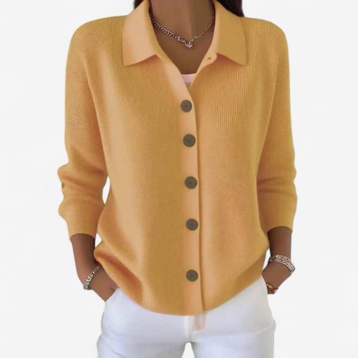 Giacca donna versatile con bottoni frontali e collo a camicia, ideale per look casual o raffinati.