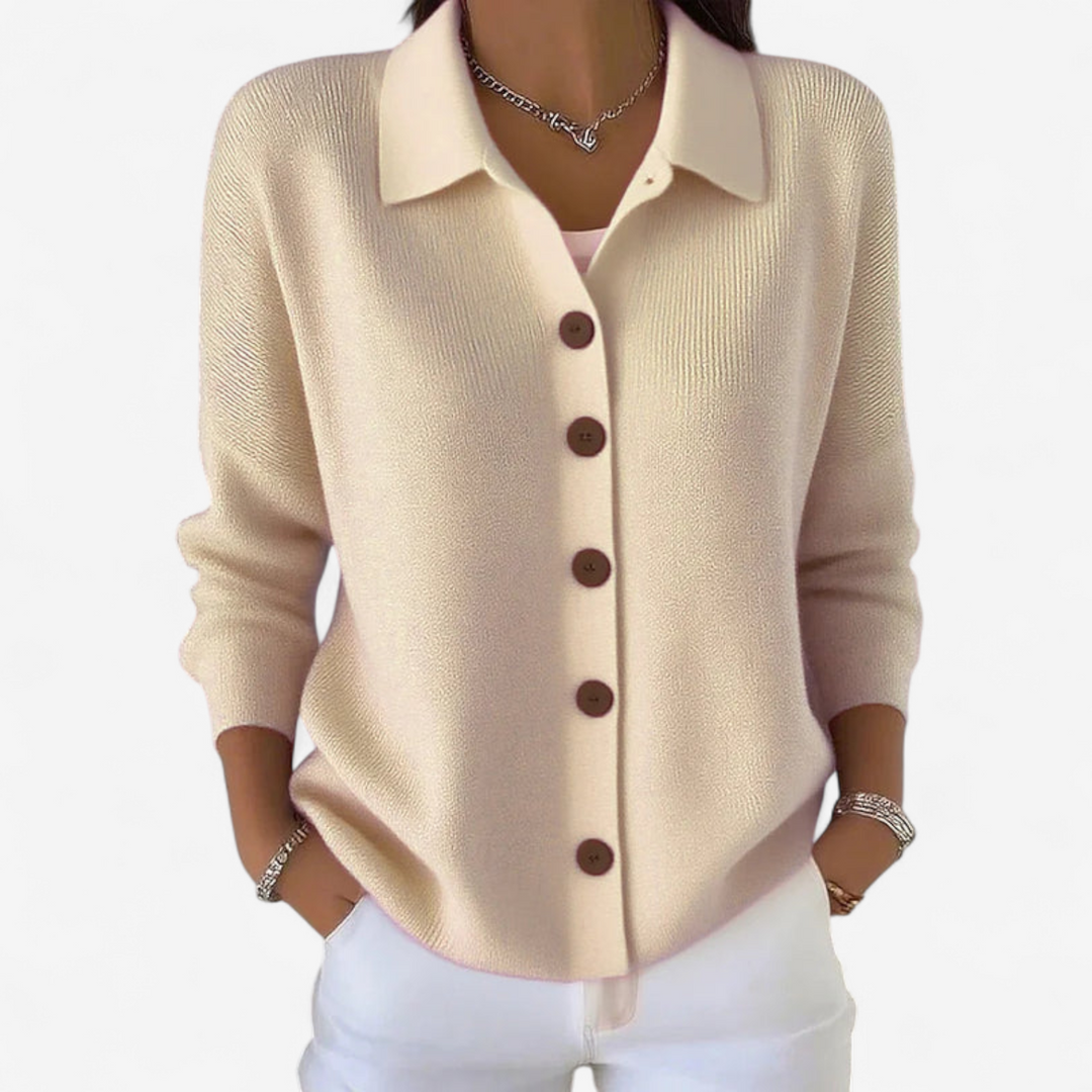 Dettaglio giacca donna elegante: collo a camicia, bottoni frontali. Un capo raffinato per ogni look.