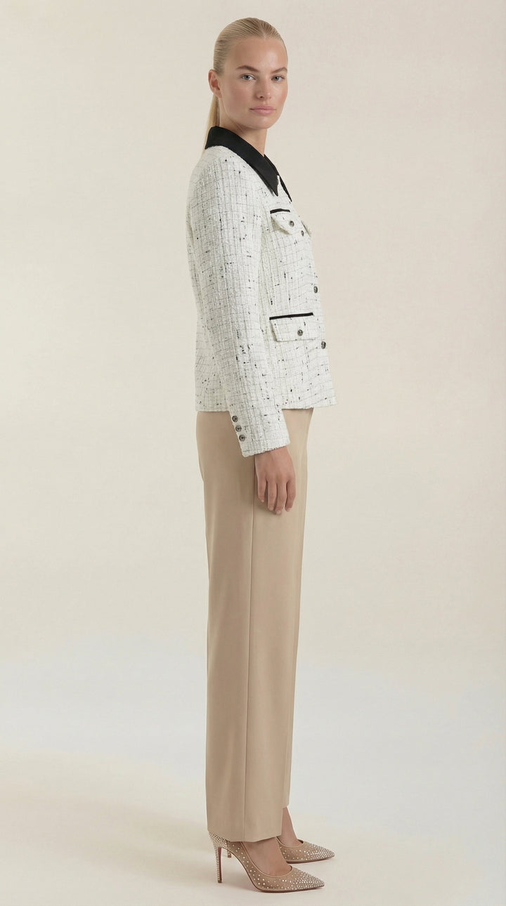 Giacca donna versatile bianca, ideale per primavera autunno. Stile chic con collo a contrasto per ufficio o tempo libero.