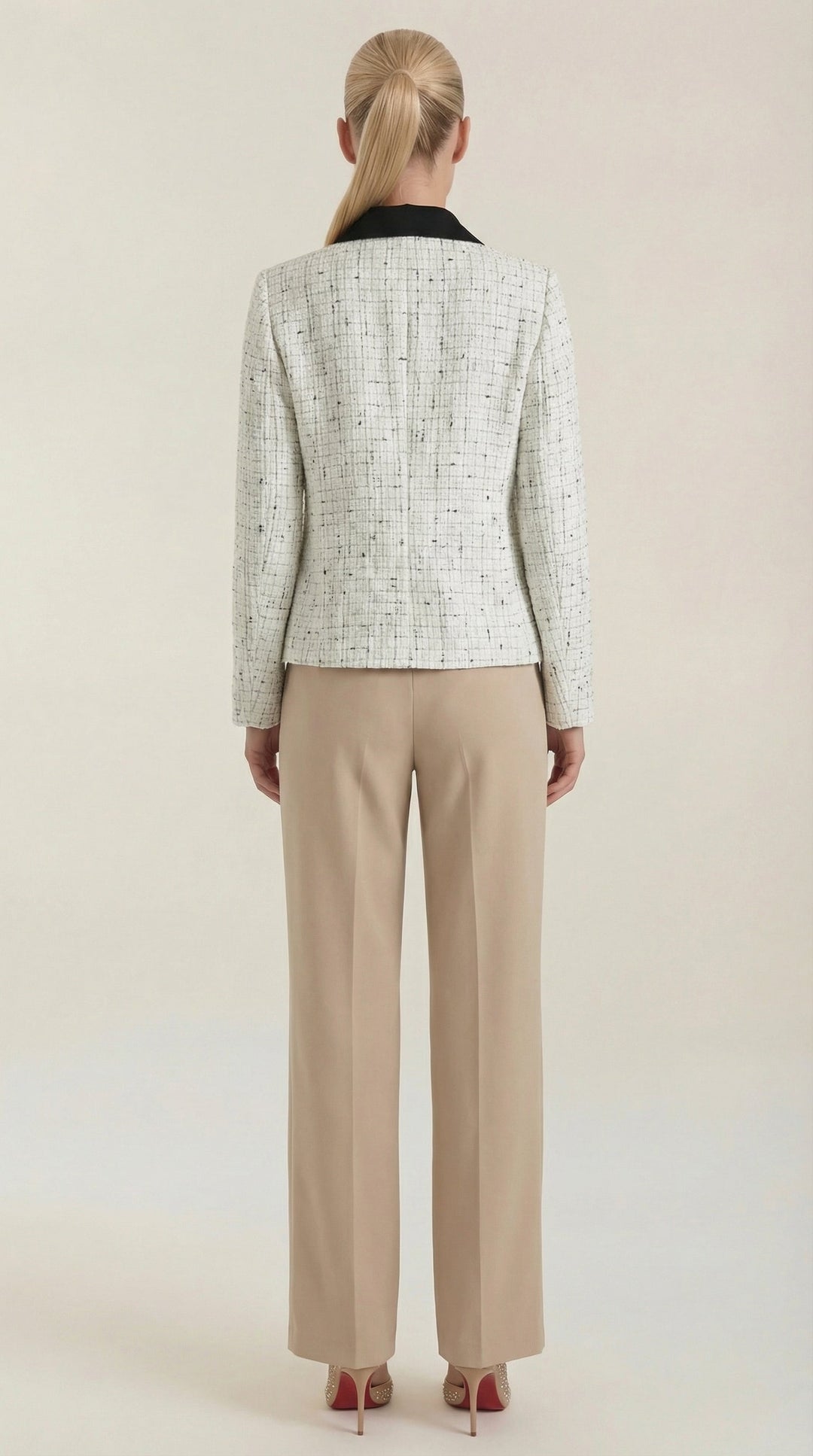 Giacca donna bianca chic per un look da ufficio raffinato. Design elegante con collo a contrasto, versatile e di tendenza.