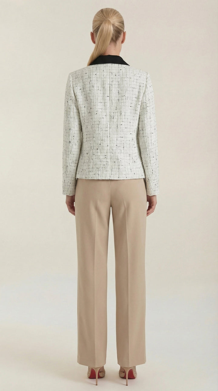 Giacca donna bianca chic per un look da ufficio raffinato. Design elegante con collo a contrasto, versatile e di tendenza.