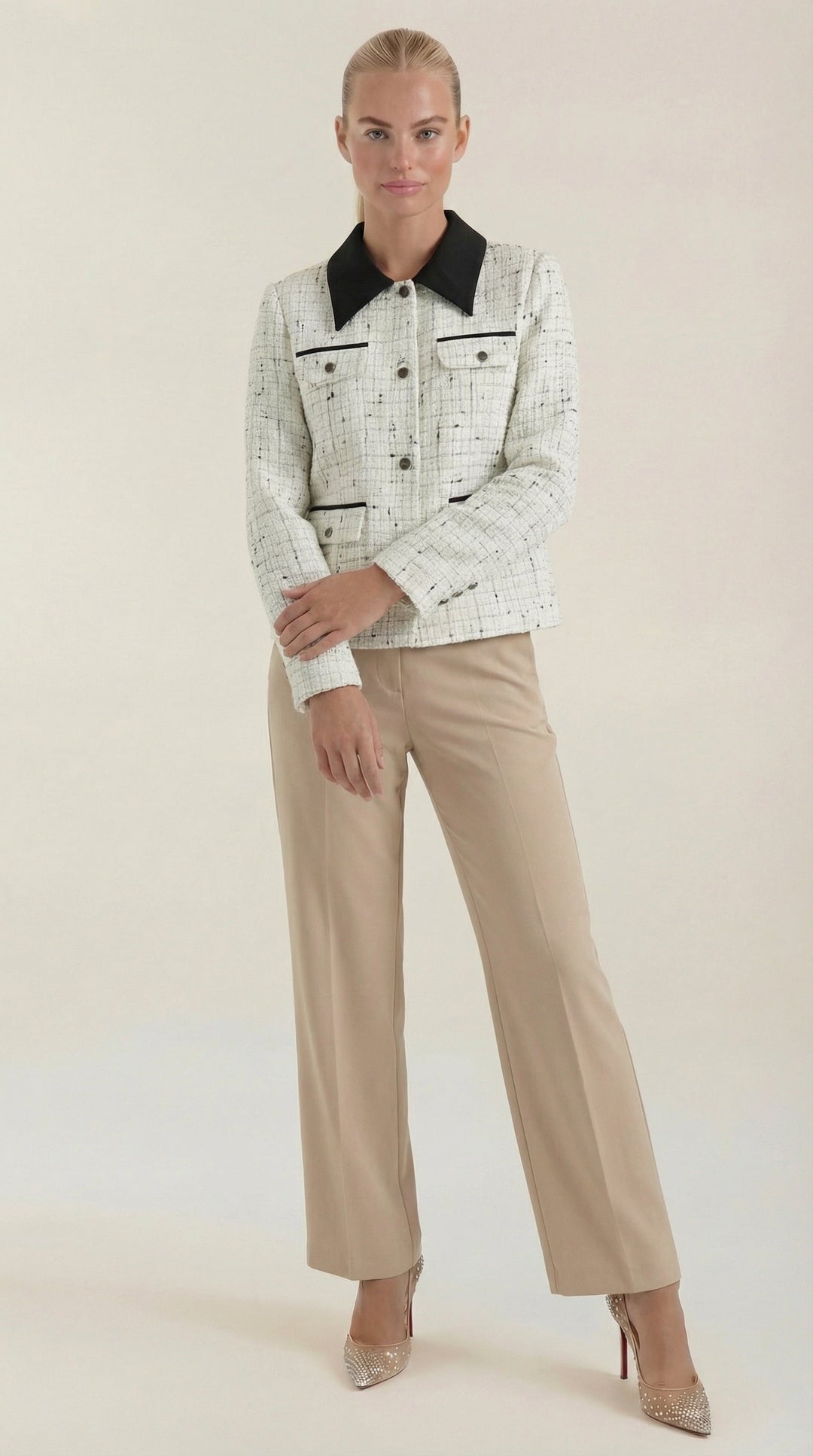 Giacca donna elegante bianca con collo a contrasto nero. Perfetta per un look chic da ufficio o casual versatile.