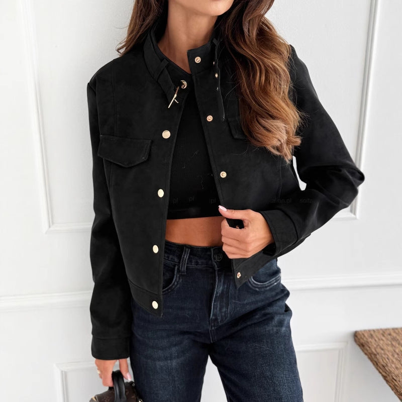 Giacca corta da donna nera, collo alla coreana e bottoni. Stile versatile per look casual o eleganti.