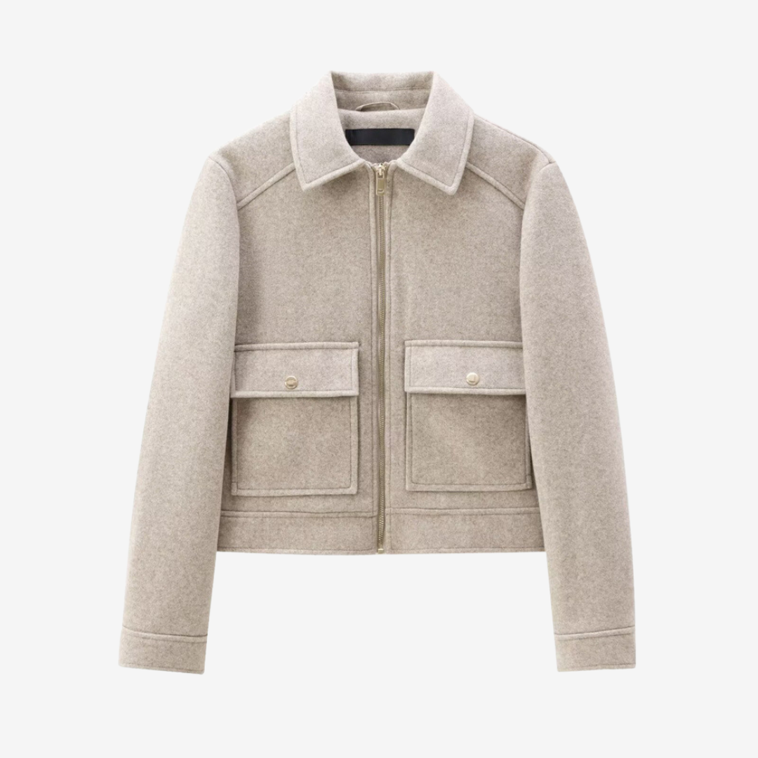 Comoda giacca donna corta con zip, colletto e stile casual. Ideale per l'abbigliamento femminile quotidiano.