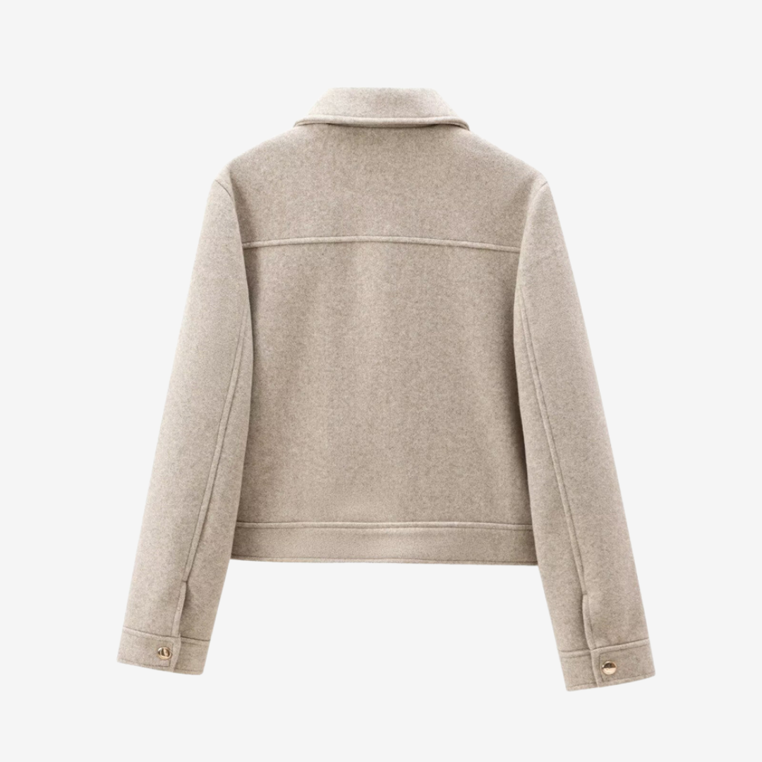 Giacca corta donna elegante con zip e colletto. Capospalla femminile perfetto per un tocco di classe al tuo outfit.