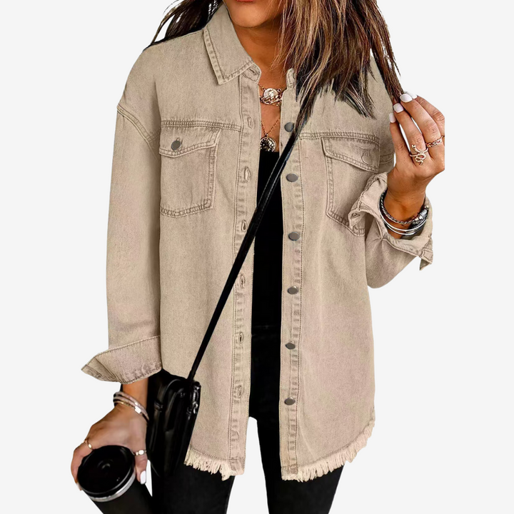 Giacca lunga donna con bottoni, tasche e vestibilità rilassata. Moda femminile per un look casual.
