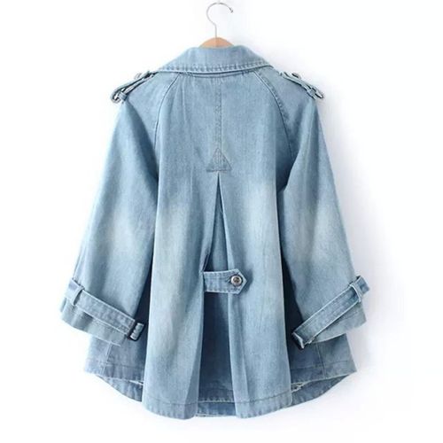 Capospalla donna doppiopetto blu, look moderno e casual chic. Giacca modellante ideale per primavera/autunno.