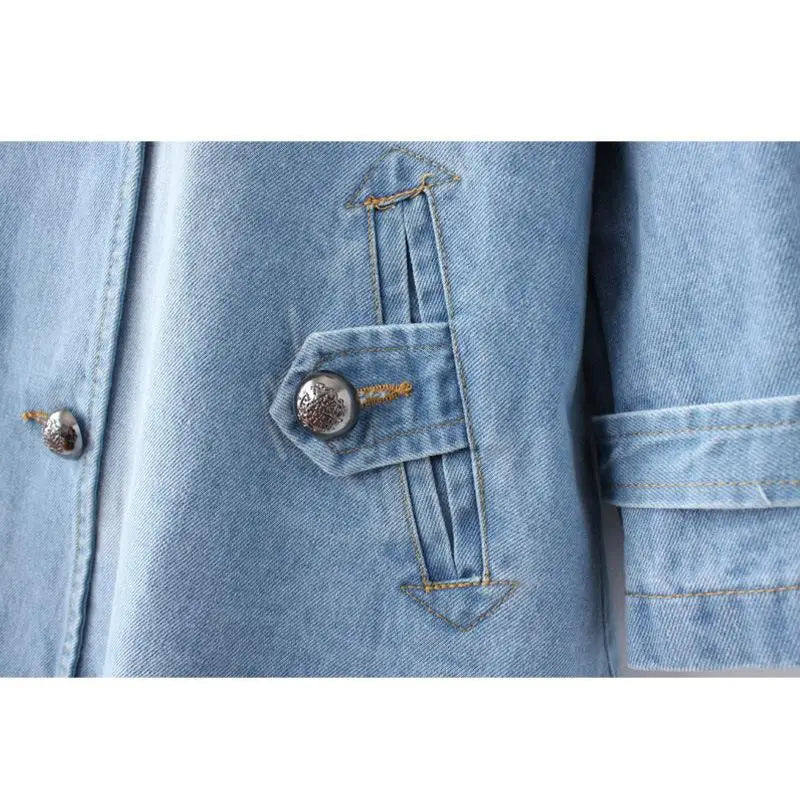 Giacca donna blu scuro doppiopetto, taglio modellante e stile moderno. Eleganza casual chic per ogni stagione.