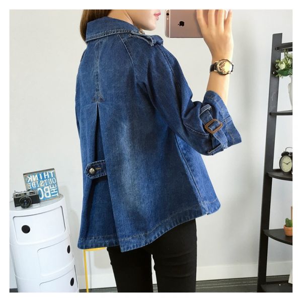 Giacca donna blu, doppiopetto e modellante. Capo versatile e moderno per outfit casual chic primaverili/autunnali.