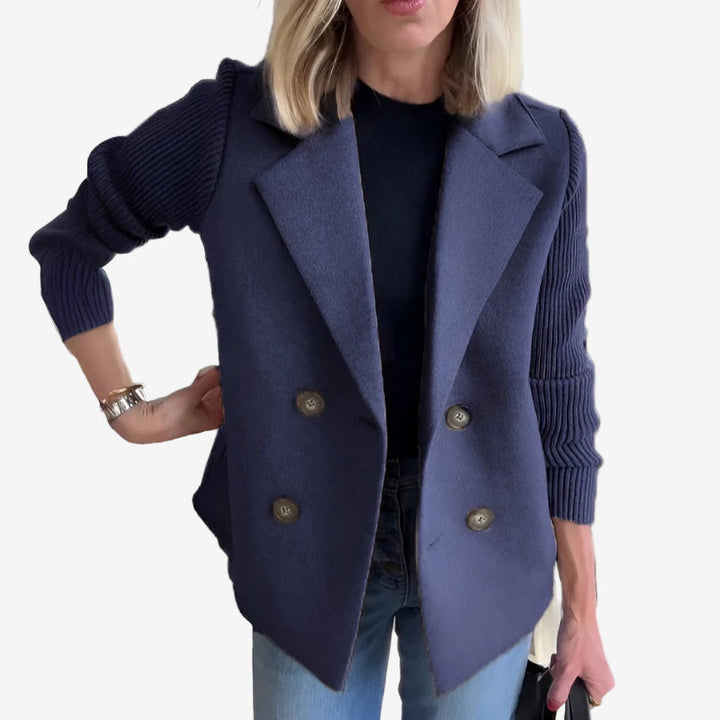 Capospalla donna elegante doppiopetto, con maniche a coste confortevoli. Giacca versatile per autunno/inverno.