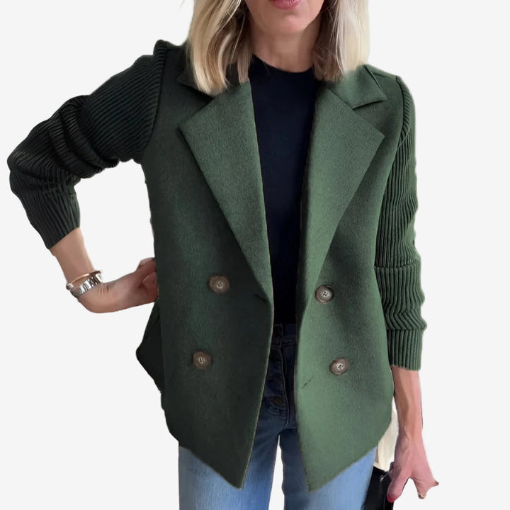 Giacca donna elegante doppiopetto per autunno/inverno. Le maniche a coste aggiungono comfort e stile casual-formale.