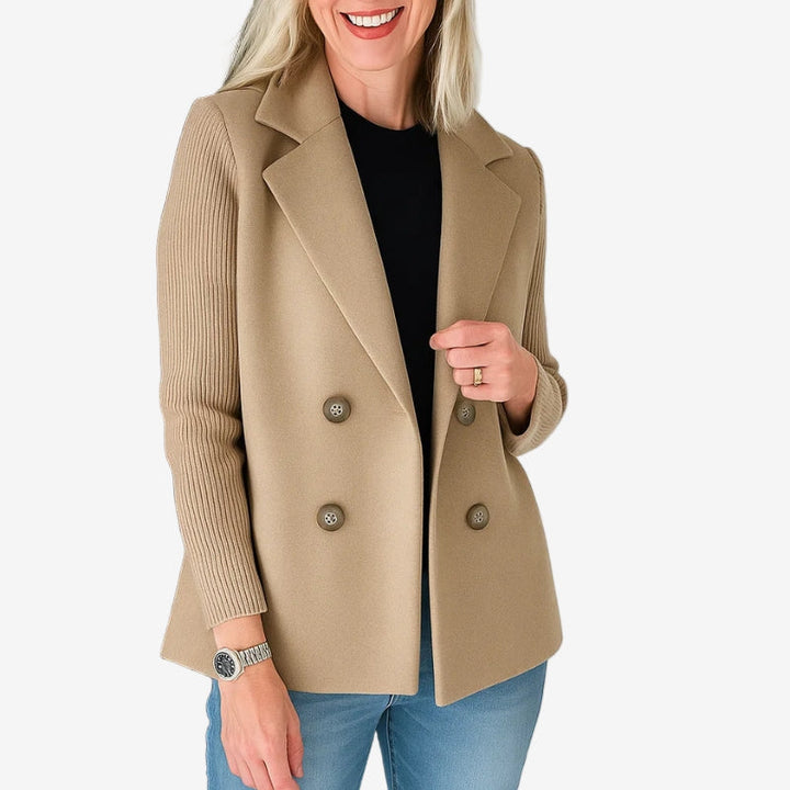 Elegante giacca doppiopetto da donna con maniche a coste, ideale per creare outfit autunnali e invernali alla moda.