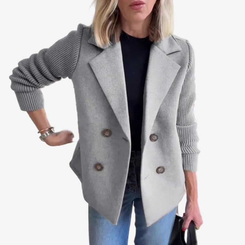 Giacca donna doppiopetto elegante, perfetta per look formali o casual autunno/inverno con maniche a coste.