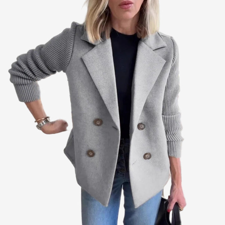 Giacca donna doppiopetto elegante, perfetta per look formali o casual autunno/inverno con maniche a coste.