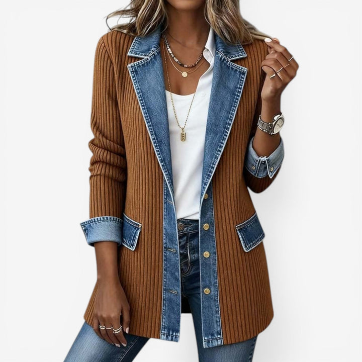 Giacca donna versatile con effetto stratificato e linea allungata, ideale per un abbigliamento moderno.