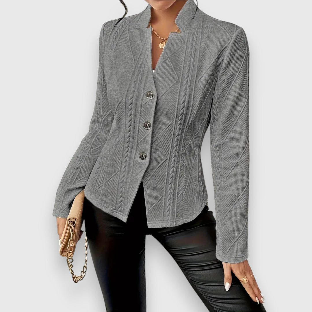 Giacca elegante donna con dettagli lavorati a trecce, ideale per un look sofisticato primavera/autunno.