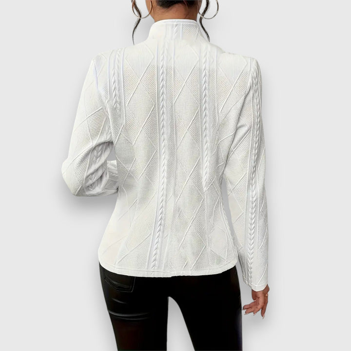 Moda femminile: giacca donna versatile con bottoni e design a trecce, per primavera e autunno.