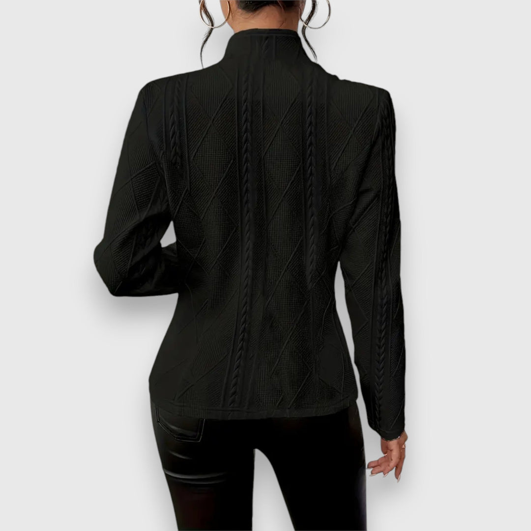 Giacca da donna raffinata, stile ufficio, con bottoni e distintiva trama a trecce per un look chic.