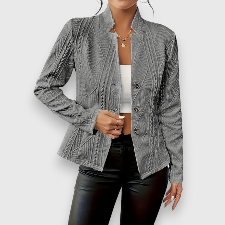 Giacca donna elegante con lavorazione a trecce e bottoni. Perfetta per primavera/autunno, stile ufficio o casual.