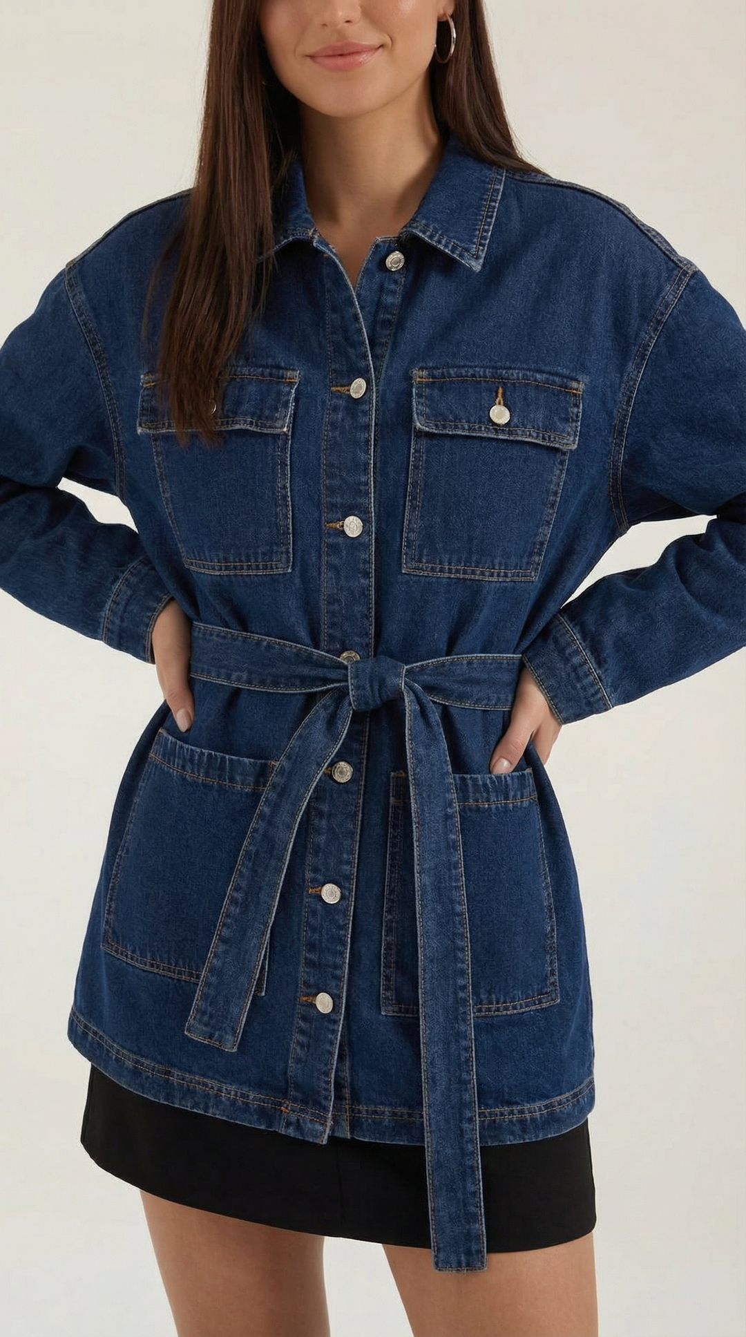Giacca donna blu con cintura che valorizza la silhouette, ideale come capospalla versatile ed elegante.