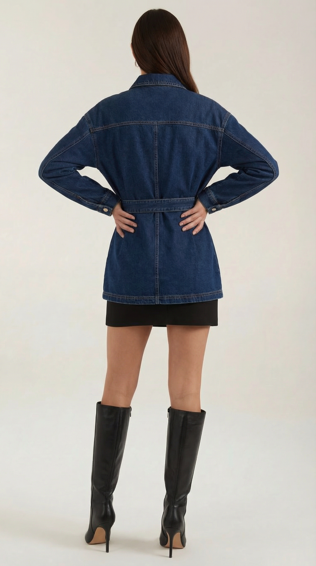Moderna giacca donna blu oversize con cintura, per un tocco di stile elegante e contemporaneo.
