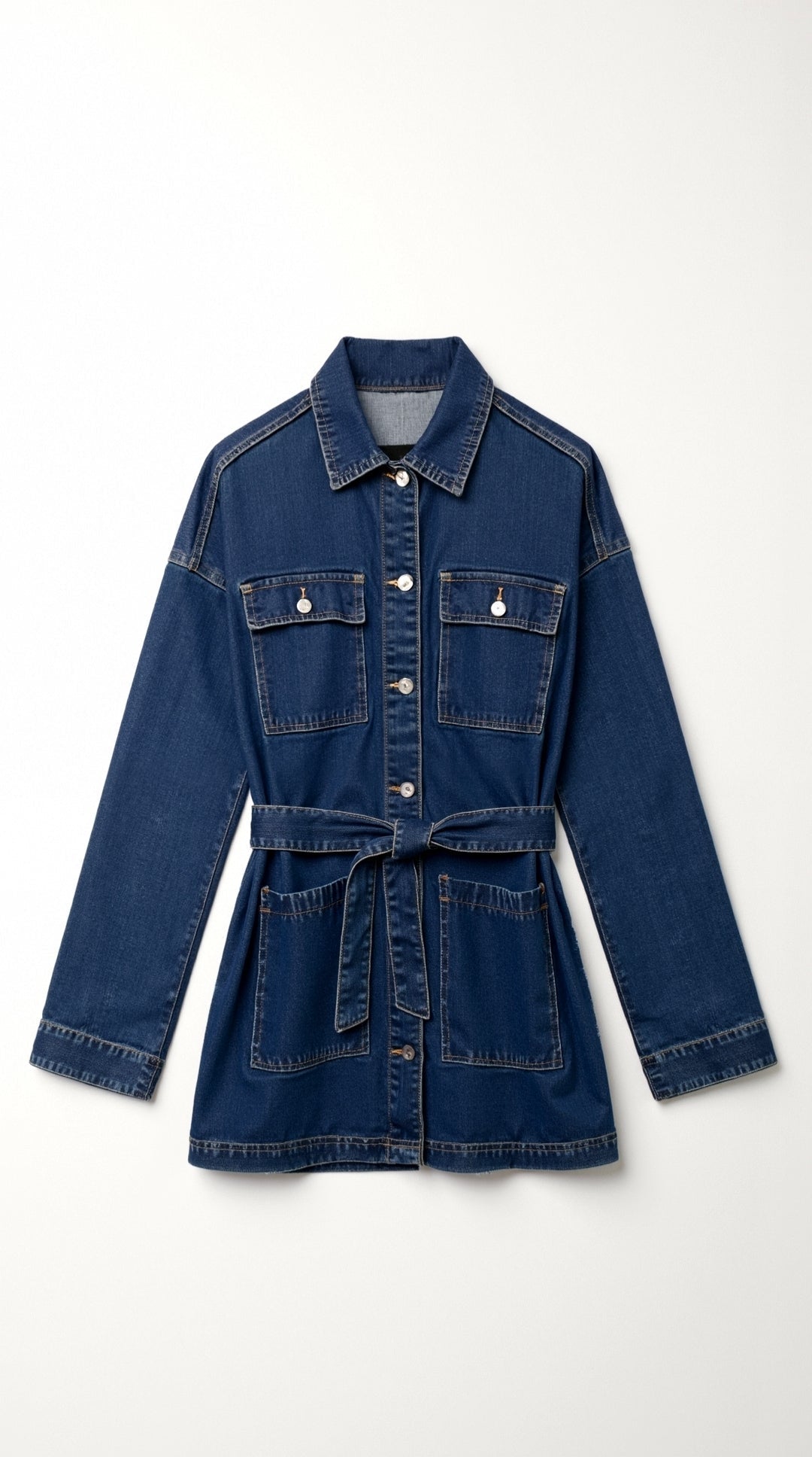 Capospalla donna elegante: giacca blu oversize con cintura, perfetta per un look autunnale o primaverile.