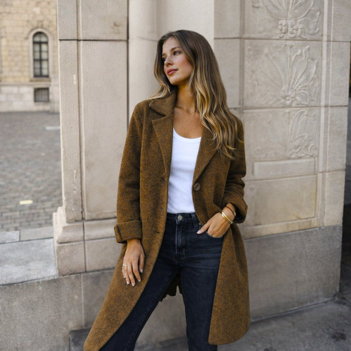 Cappotto lungo donna invernale, caldo e avvolgente. Giacca elegante di moda per un look sofisticato e confortevole.