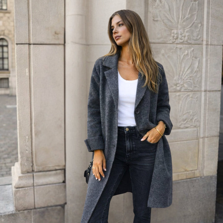 Giacca lunga invernale da donna, calda e avvolgente, ideale per autunno e inverno. Stile casual e formale.