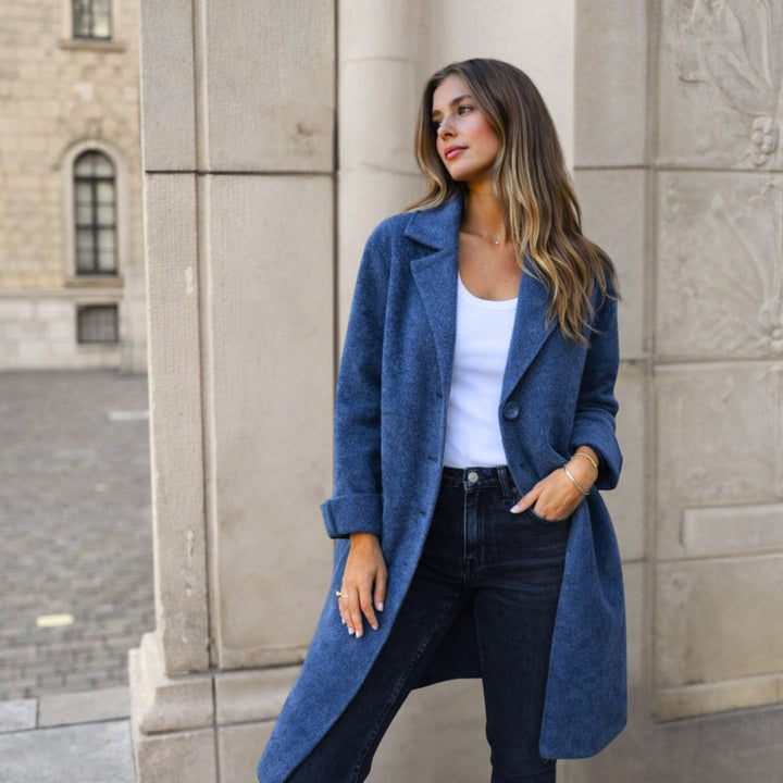 Giacca lunga donna elegante, stile invernale. Capospalla calda e avvolgente per un look sofisticato e di moda.