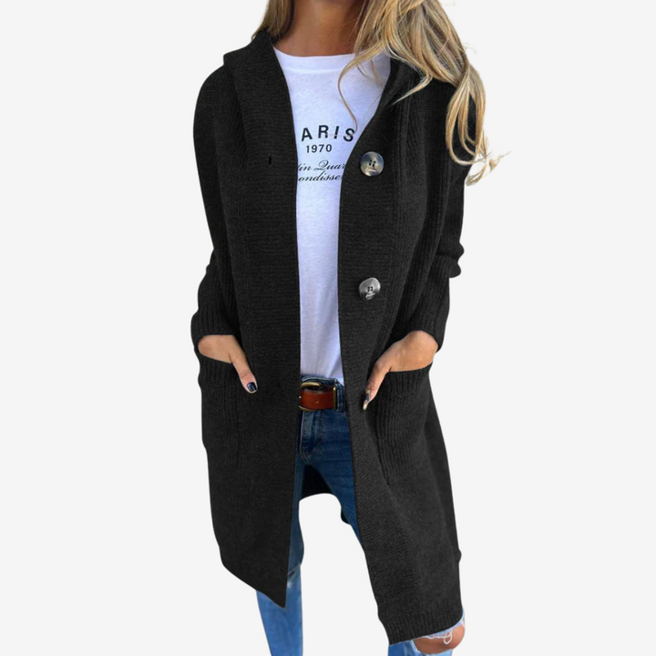 Donna indossa giacca lunga con cappuccio, stile casual elegante. Outfit quotidiano versatile e alla moda per l'inverno.