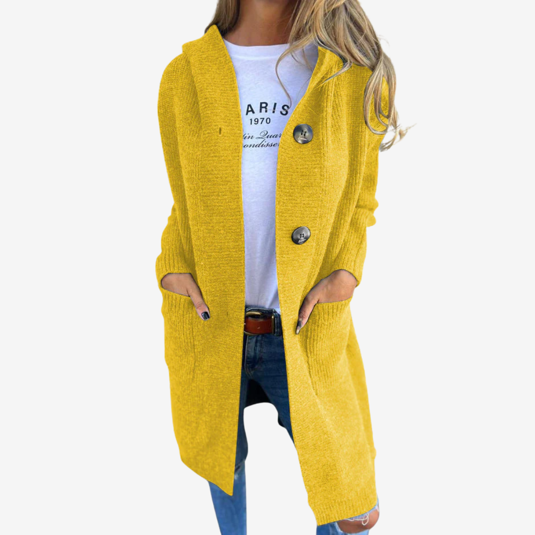 Giacca lunga donna con cappuccio vista da dietro, mostra il design avvolgente e la lunghezza elegante per comfort.