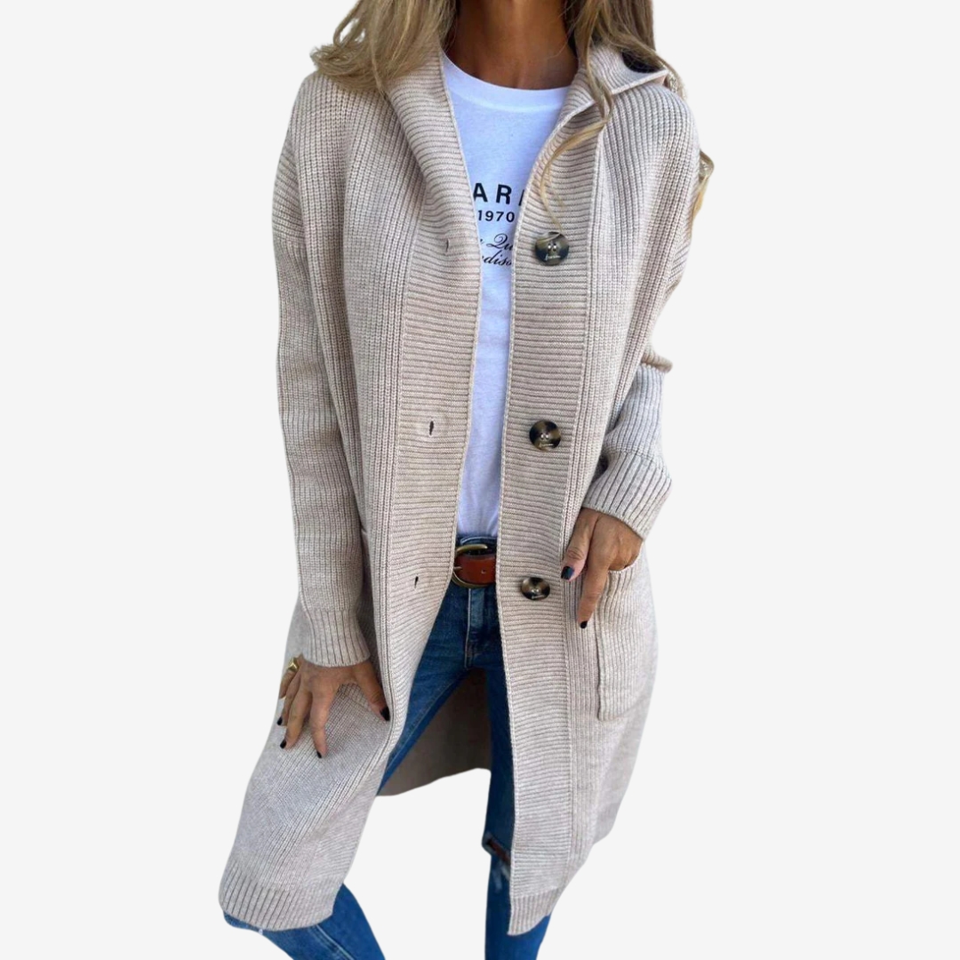 Dettaglio cappuccio e collo di giacca lunga donna, per massimo comfort e protezione nella moda invernale casual.