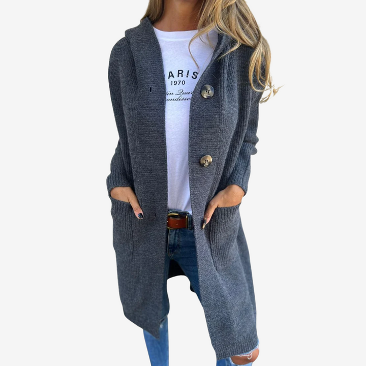 Giacca lunga donna con cappuccio per un look casual versatile. Perfetta per la moda invernale e il comfort quotidiano.