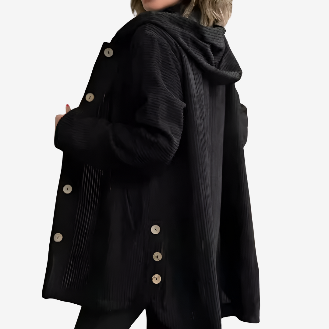 Donna con giacca lunga casual, cappuccio e bottoni. Comoda, perfetta per stile autunnale/invernale.