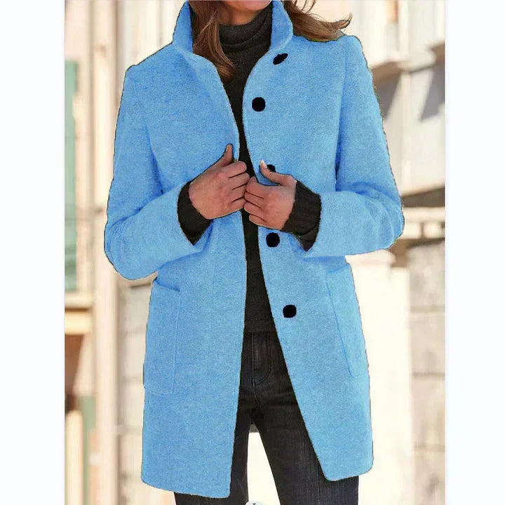 Giacca donna invernale calda e confortevole. Cappotto a collo alto, lunghezza media, ideale per l'outfit moda freddo.