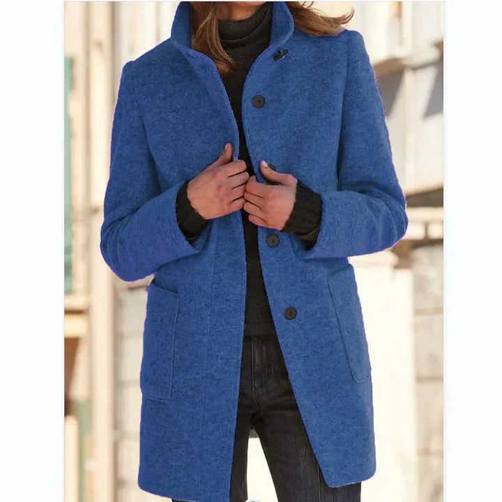 Giubbotto donna invernale con collo alto protettivo. Cappotto di lunghezza media, ideale per affrontare il freddo con stile.