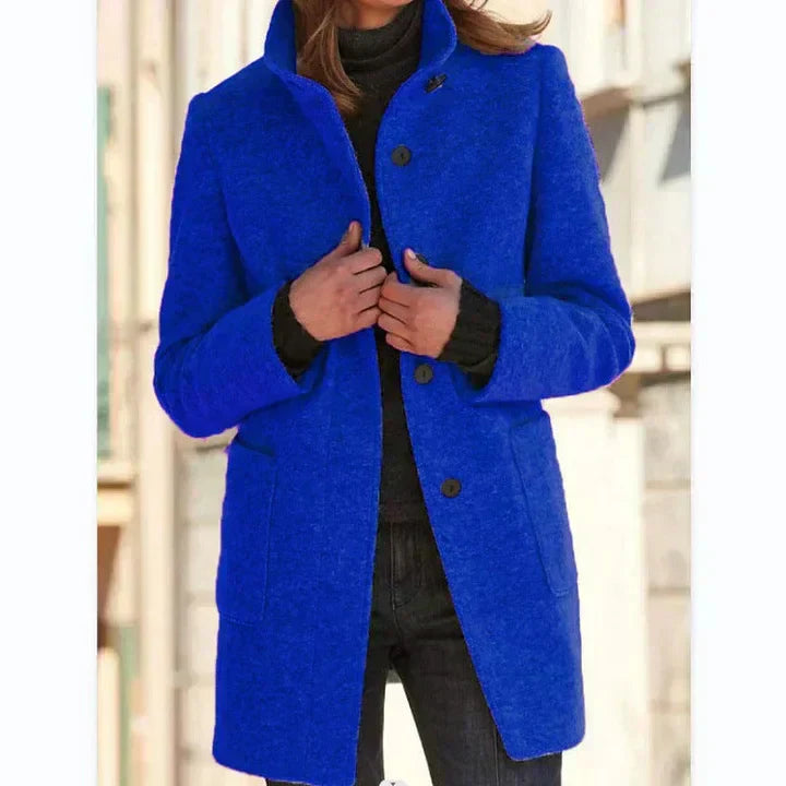 Giacca donna invernale elegante e casual. Cappotto a collo alto di lunghezza media, perfetto per ogni outfit moda.