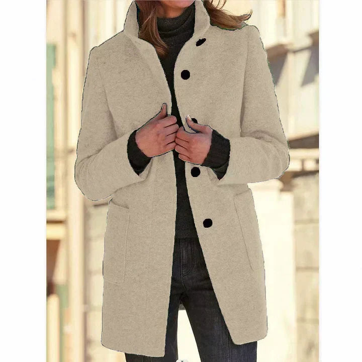Dettaglio schiena giacca invernale donna collo alto. Cappotto lunghezza media, giubbotto elegante per la moda.
